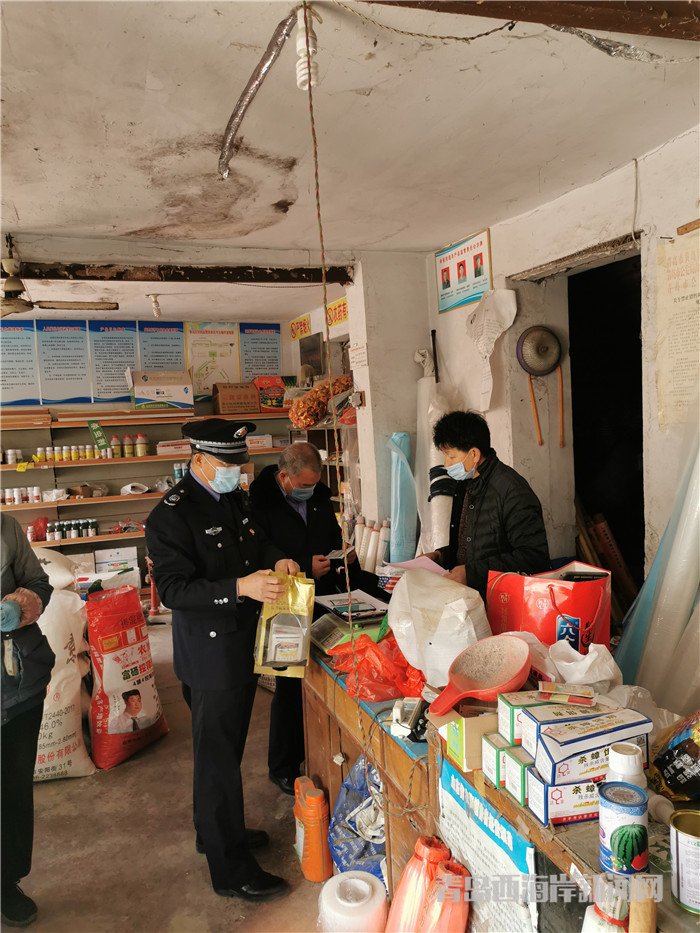 圖1為西海岸新區(qū)農(nóng)業(yè)綜合行政執(zhí)法大隊(duì)執(zhí)法人員在辛安街道農(nóng)藥店檢查。.jpg