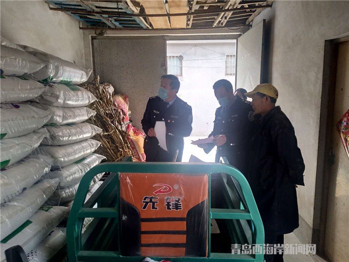 圖為西海岸新區(qū)農(nóng)業(yè)綜合行政執(zhí)法大隊(duì)執(zhí)法隊(duì)員在檢查肥料經(jīng)營(yíng)情況。.jpg