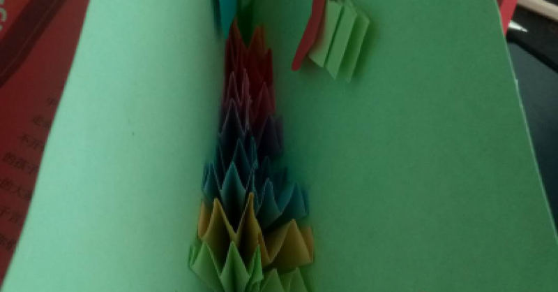 小小賀卡，架起愛與心的橋梁